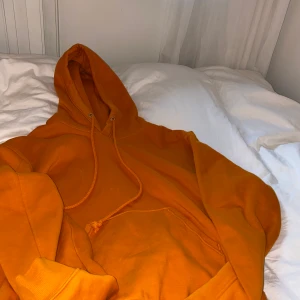 Weekday hoodie - Weekday hoodie! Använd ca 2 gånger men har tydligen nån liten fläck som säkert att tvätta bort🧡 Priset går att diskutera 