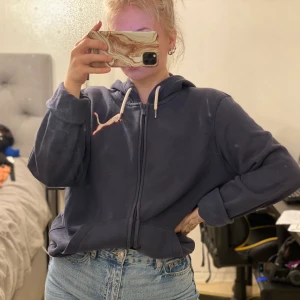 Vintage puma hoodie - Vintage pumahoodie, storlek L. Frakt 63kr. Högsta bud just nu - 150kr