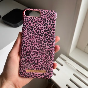 Ideal of Sweden skal🐆💕 - super fint & fräscht skal från ideal of Sweden. Helt felfritt & precis som nytt. Säljer pga att jag inte har den telefonen längre.💗 nypris : 299kr, mitt pris: 95kr FRAKT INGÅR I PRISET ⚡️