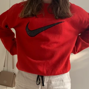 Äkta vintage nike sweater - Passar XS S M beror på hur man vill att den ska sitta ❤️ köp på beyond retro för 500 och endast testad
