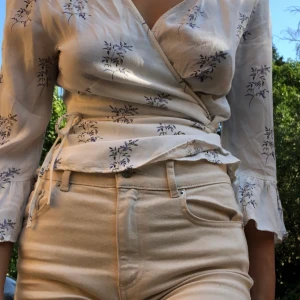 Omlott - Blus som går att reglera i midjan 