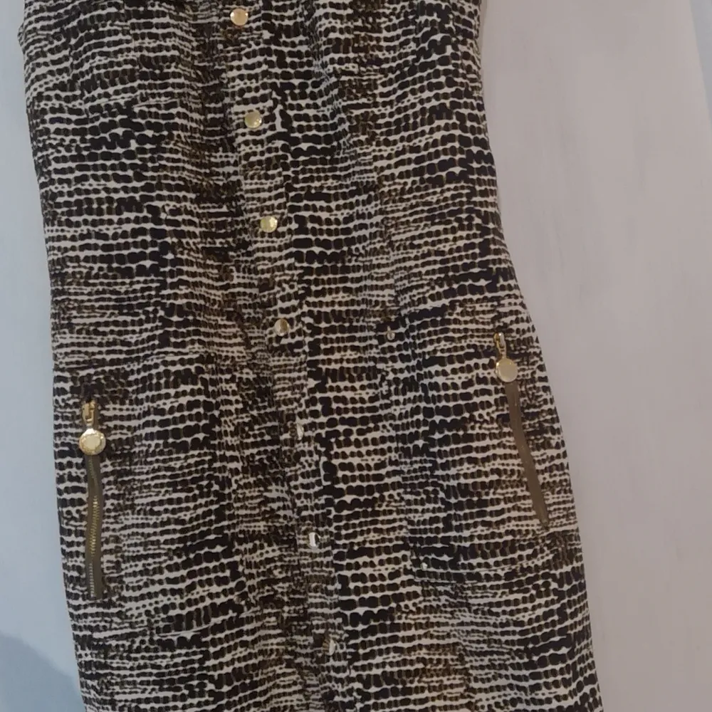 Sexig klänning fr Calvin Klein strl 6. 94 cm lång . Köpt i USA $128. Helt ny bara hängt i garderoben. 97% Bomull, Spandex 2%. Två fickor fram och alla knappar i präglade 