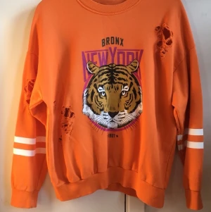 Tröja från Gina Tricot  - Från Gina Tricot, väldigt populär för något år sedan. Minns ej ord.pris. Strl M men är väldigt pösig, känns som en L. Säljer den för 150kr.