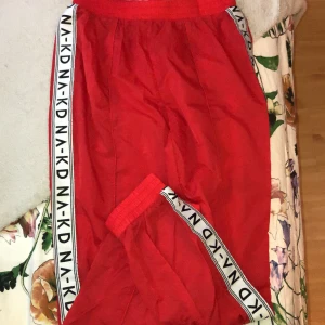 Röda vindbyxor - Användning: En gång endast Frakt tillkommer men kan diskuteras vid köp av andra plagg/ produkter ✨ Priser går också att diskuteras 