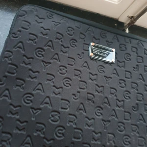 Marc jacobs datorfodral  - Superfint rymligt datafodral från marc Jacobs! Fint skick. Köpare står för frakt