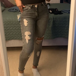 Jeans från Bikbok i storlek XS.  - Säljer dessa jeans från Bikbok i storlek XS. Kan frakta och mötas upp i Stockholm.