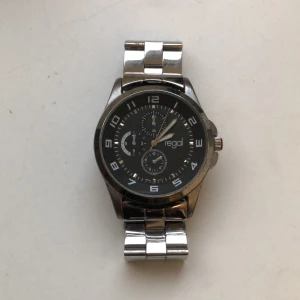 Klocka - Regla klocka svart och silver, nytt batteri behövs, köpt från ur&penn. Porto tillkommer inte, 22kr.