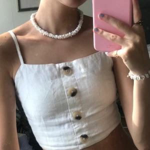 Vit croptop med knappar - Storlek 34 (XS), från Gina, en av mina finaste toppar men har blivit lite liten. Perfekt i sommar