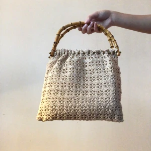 Virkad väska🌼 - Supersöt virkad väska som passar bra till söta sommarklänningar🌻 Aldrig använt. 