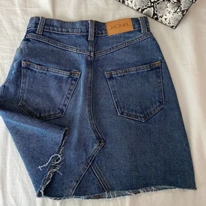 Jeans kjol - Denna supersnygga jeanskjolen söker nu en ny ägare! Den sitter super bra och passar perfekt nu i sommar😍 är i strl 34 (XS). Frakt tillkommer🦋