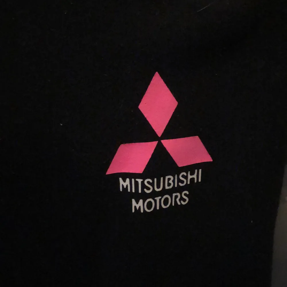 Stor munktröja med bilmärket Mitsubitshi!! Stort märke i bak och mindre ifram . Sparsamt använd ! Säljer pga annan bil nu  💕. Hoodies.