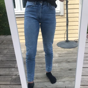 Blåa Jeans - Jag säljer ett par fina jeans ifrån bik bok. Använt byxorna ett fåtal gånger, jag är 171/172cm lång! Nypris: 599kr. Kontakta vid intresse, frakt ingår i priset!