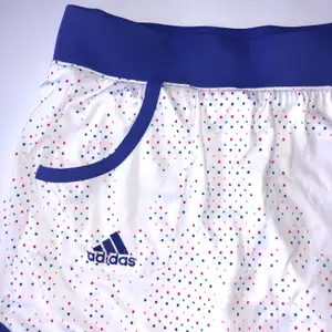 Jättefin träningskjol från Adidas! Det är shorts under. Storlekslappen är bortklippt men skulle säga att de är XS. Köparen står för frakten💜