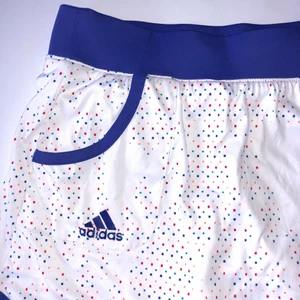 ADIDAS TRÄNINGSKJOL - Jättefin träningskjol från Adidas! Det är shorts under. Storlekslappen är bortklippt men skulle säga att de är XS. Köparen står för frakten💜