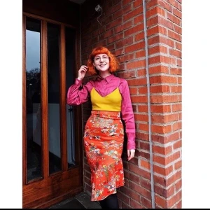 Kjol  - Kjol med volang nertill. Dragkjedja på sidan 