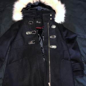 Topshop jacka - Marinblå kappa med päls från topshop. Storlek 36, säljer för 450 exlusive frakt.