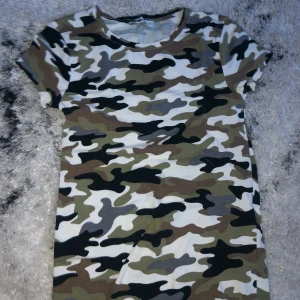 New yorker tshirt  - En grön militär tshirt från New yorker. Köpte för 169kr och säljer för 100kr inkl frakt (60kr). Använd 1 gång. Tajt, inga fläckar eller trasig på nått annat sätt!