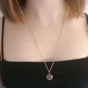 Halsband  - Justerbart guldfärgat halsband med kristall. Frakt ingår i priset. 