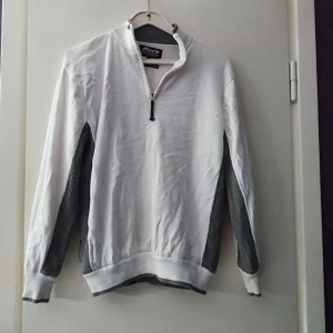 Tjocktröja golf/sport - Tjocktröja golf/ sport, vindtålig, strl S, herr, märke Mizuno. En liten fläck på höger ärmen, men går nog bort med Vanish rentvätt. 