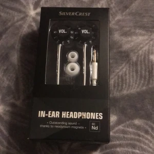Hörlurar  - Oanvända hörlurar som ska ha bra ljud och har tre par utbytbara öronkuddar i storlek S/M/L i märket SILVER CREST och har volym detaljer.