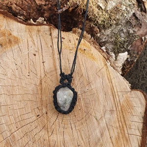 Sten macrame halsband - Macrame halsband med stor kvarts sten. Silvrigt knäppe