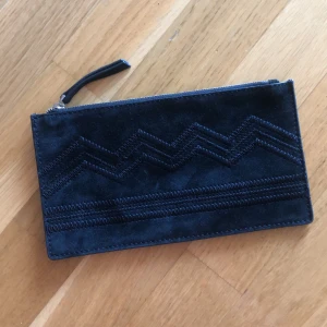 Miniväska/clutch i mocca  - Perfekt att ha i väskan för att hålla ordning på småsaker, eller lägga passet i när man ska resa! Köpt på indiska, äkta mocca, sparsamt använd och i fint skick. 🌸 möts upp i Stockholm eller köparen står för frakt (20kr)🌸