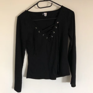 Svart tröja  - Från H&M, storlek S