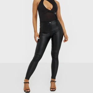 Läder jeans - Säljer dessa tvär fina jeansen i storlek S/36 då det inte är min stil,Oanvända endast testade.            Köpta ifrån Nelly för 299 säljer för 180                               Fraktkostnader tillkommer.✨