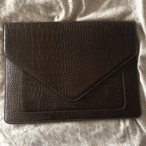 Datorfodral - Brunt datorfodral från Gina tricot, helt slutsåld på ginas sida. Köpt för 300 kr. Köparen står för eventuell fraktkostnad✨