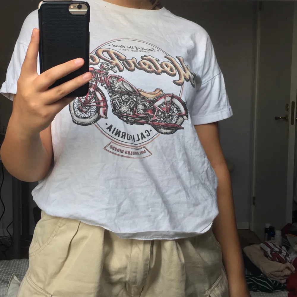 Säljer tshirten på bilden som har tryck av en motorcykel. Den är för liten för mig tyvärr. T-shirts.