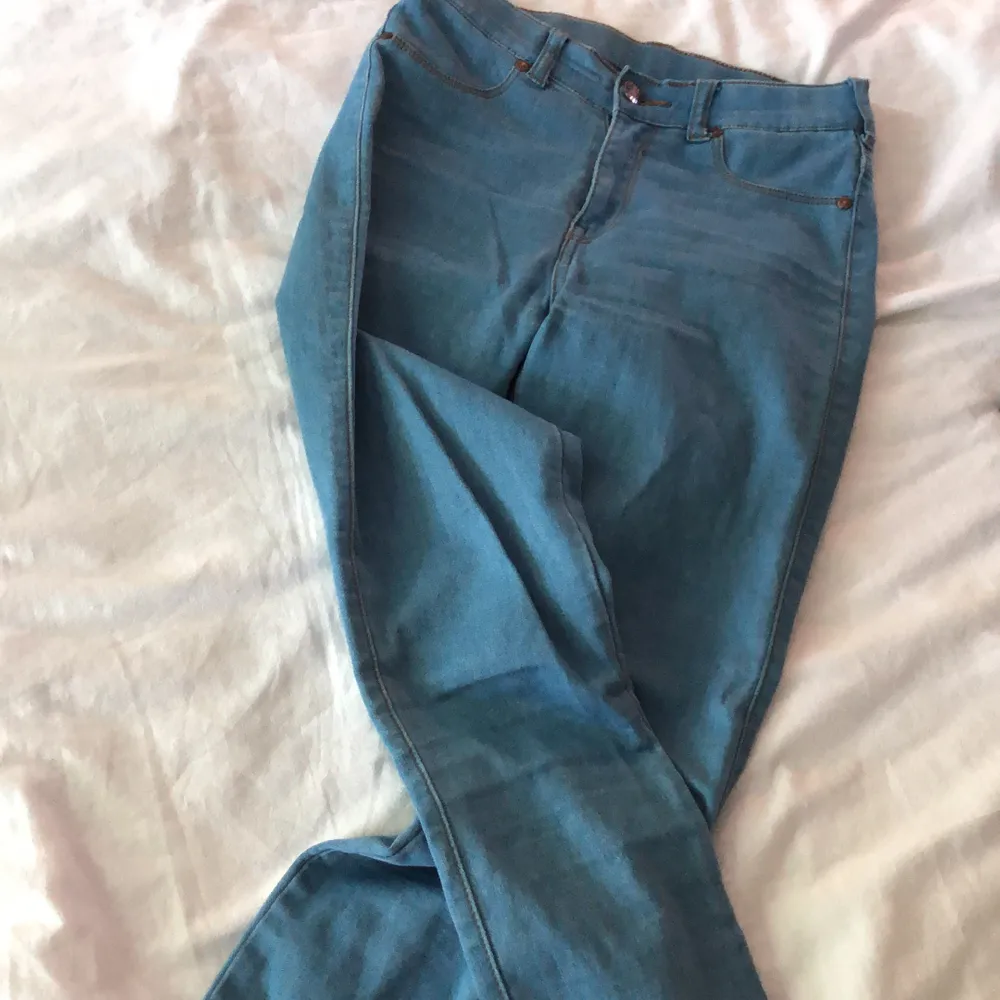 Ljusblåa jeans från Dr.Denim, använda men inga fel på dem.. Jeans & Byxor.