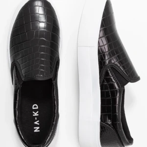 Slip -ins❤️💗💕 - Super snygga slip-ins ifrån NA-KD, använda ett fåtal gånger så dom är i nyskick. Säljer pga de inte är min stil❤️💗