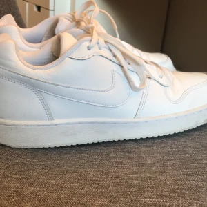 Nike skor - Säljer dessa Nike af1 för dem kommer inte till användning här, använda 1 gång på en ute kväll inte mer. Original pris 600kr och pga att dem är som nya, ska regnöra undersidan. Pris blir 250kr är stl 41 men jag har 39 o dem sitter perfekt på mina fötter. 