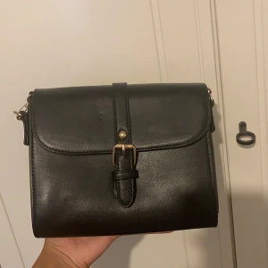 Svart sido väska med band  - Svart med guld detaljer band finns!