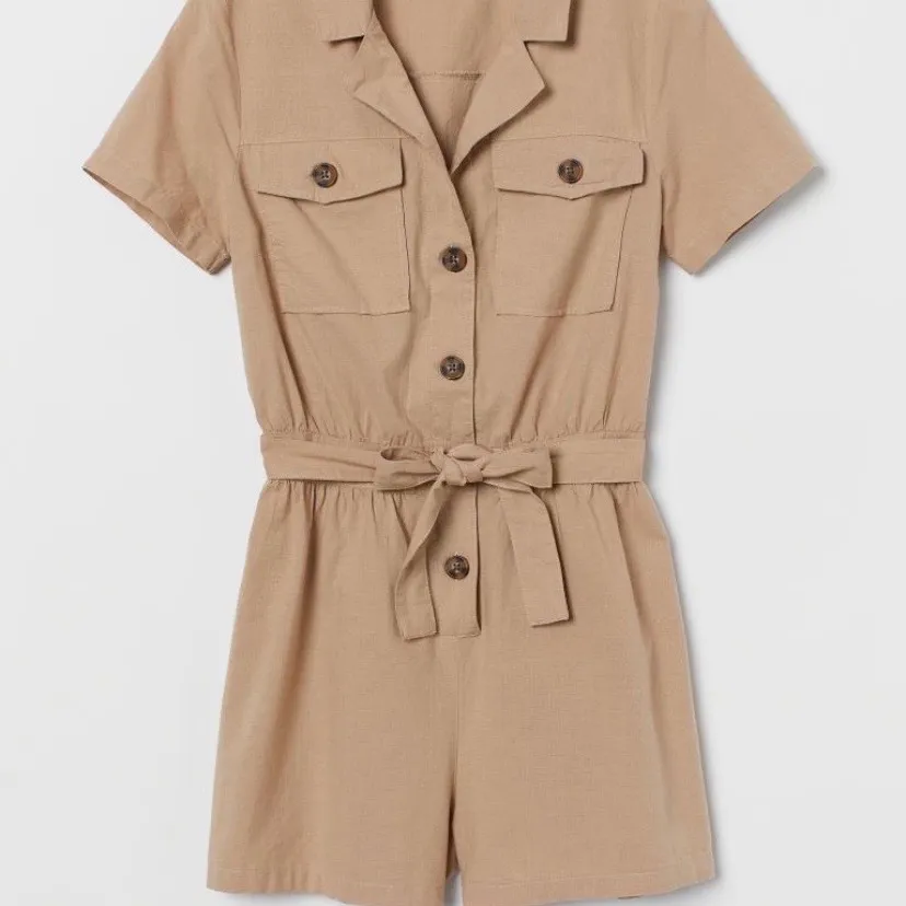 Beige playsuit från H&M jätte fint skick. Använd fåtal gånger. Storlek: 36 slutsåld på hemsidan. Bud från 60 kr. Övrigt.