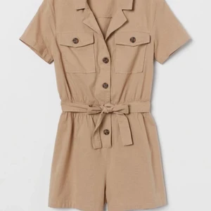 Playsuit  - Beige playsuit från H&M jätte fint skick. Använd fåtal gånger. Storlek: 36 slutsåld på hemsidan. Bud från 60 kr