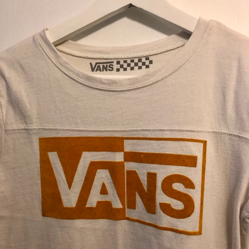 T-shirt från Vans i en gräddvit färg med gult ”sammetstryck” i storlek S. Säljer då den inte kommer till användning så mycket. Frakt ingår i priset!😋. T-shirts.
