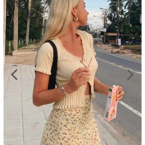 Tröja från verge girl  - Använd en gång! Samma tröja som den lånade bilden fast i orange. Slutsåld på hemsidan! Nypris 590kr + tull 100kr! Buda! M ( men sitter bra som s ) 