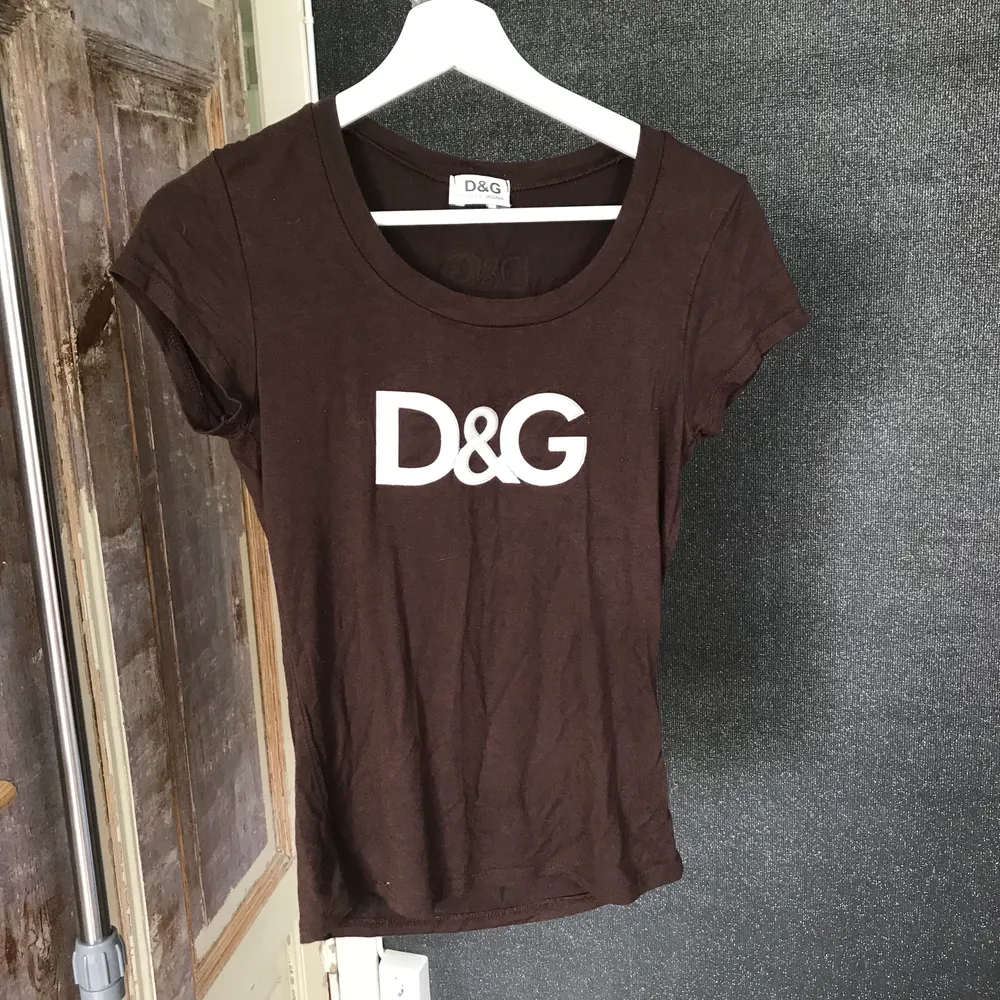 D&G T-shirt. Som man ser är den självklart fake. Ser ingen storlek men sitter som en S. Väldigt mjukt och skönt tyg 🧶 Köpare står för frakt 🚚 . T-shirts.