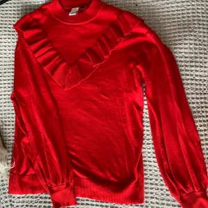 Volangtröja från MQ - MQ Volangtröja. Använd 2 gånger. Jättefin rödfärg! Köparen står för frakten. Priset kan diskuteras!