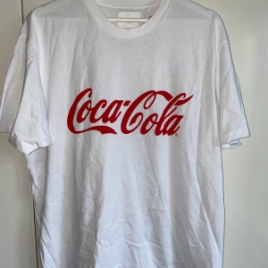 Helt ny Valient Coca Cola-tröja - Superfin helt ny Valient-tröja med lappar kvar!! Kostade 300kr som ny så vill helst ha ca 170 kr för den men går att diskutera! Köparen står för frakt!🥰