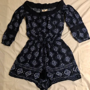 jumpsuit, Hollister  - 180kr (bud), mörkblå jumpsuit, mycket bra skick, storlek XS/S, frakt +25kr                                        säljer eftersom det redan är för litet för mig