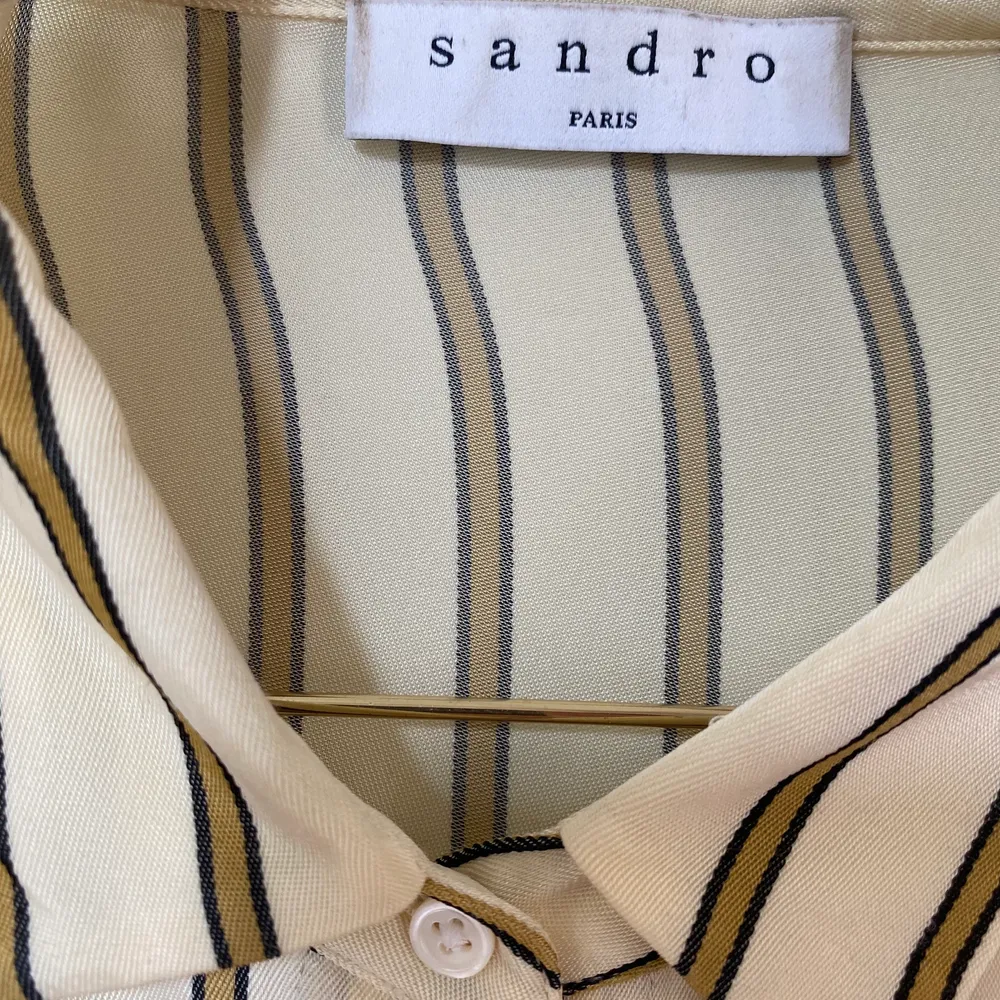 Skjorta från Sandro. Skjortor.