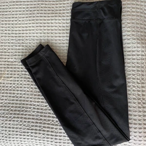 Under armour tights - Svarta träningstights med svart snakeprint (skillnad i finishen) från under armour. Bra skick men sömmarna är lite noppriga. Klippt bort lappen men skulle säga mellan s-m! Köparen står för frakten. Priset kan diskuteras!