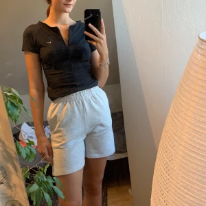 Träningströja från Nike med dragkedja - En träningströja från Nike med en dragkedja där framme. Den kommer aldrig till användning och därför säljer jag den. Den är endast använd någon enstaka gång. Den är i bra skick. Frakt på 44 kr tillkommer 💘