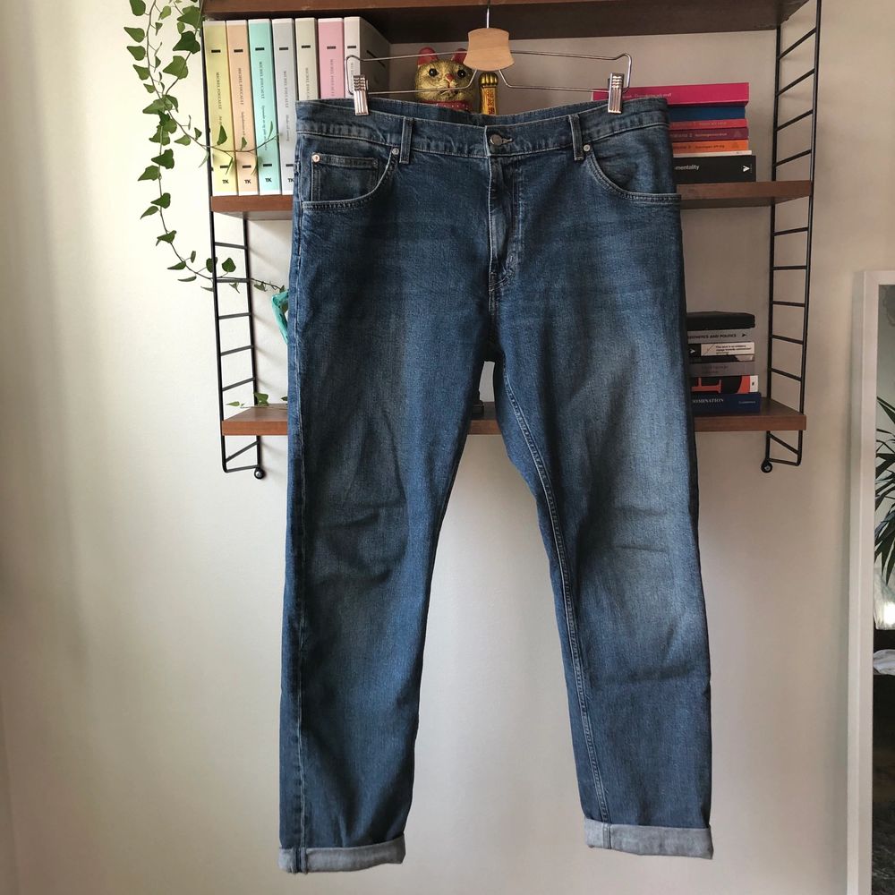 Blåa Friday-jeans från Weekday. En gång mina favoritjeans, nu tyvärr för stora. Passar vidare dem till den som är lycklig nog att ha 36 i midja. . Jeans & Byxor.
