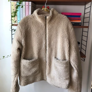 Borg/Sherpa jacka  - Beige jacka från Weekday. Använt skick. 