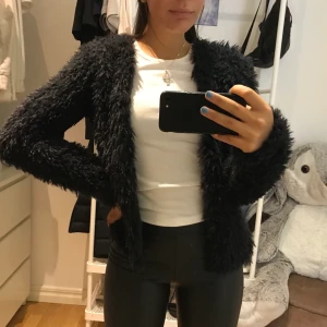 Svart puffig jacka/kofta  - Säljer min svarta gosiga jacka som aldrig använts. Den är i storlek XS men fungerar lika bra som S. Nypris 299kr, mitt pris 100kr + frakt⭐️