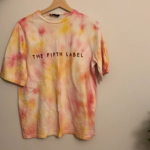 Tie die t shirt från The fifth Label - Fifth Label t shorts, tie die🤩🤩perfekt skick. Pris kan diskuteras💞