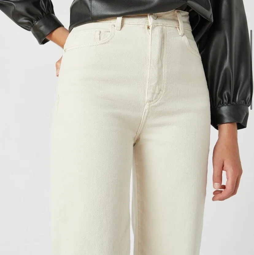 Helt oanvända vita/naturfärgade jeans från pullandbear i storlek 36🤗 Frakt tillkommer!!. Jeans & Byxor.